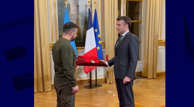 &laquo;&nbsp;La vie des guignols&nbsp;&raquo; : Emmanuel Macron a remis la Légion d&rsquo;honneur à Zelensky!
