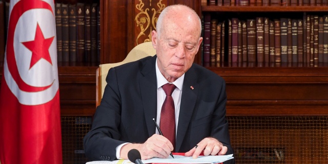 Tunisie : le président ordonne l&rsquo;expulsion pour «ingérence» de la plus haute responsable syndicale de l&rsquo;UE