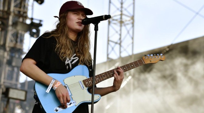 Girl in Red demande qu’on lui apprenne le français, la foule scande: «Macron, démission»
