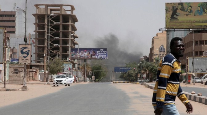 Soudan : violents combats à Khartoum entre l&rsquo;armée et la force paramilitaire FSR