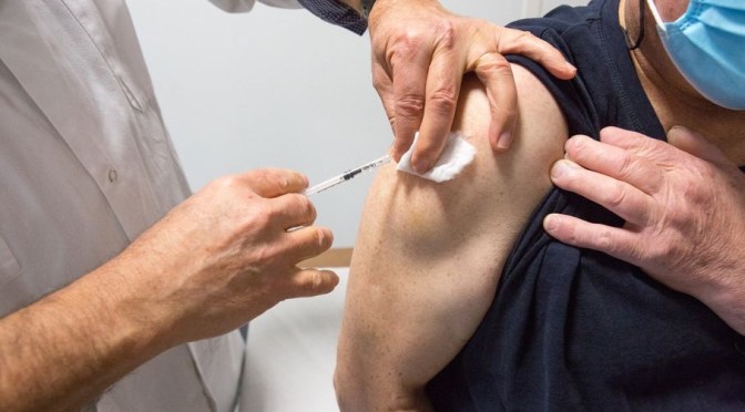 Covid-19 : Les États-Unis et le Royaume-Uni ont secrètement convenu de cacher les réactions aux vaccins Pfizer!