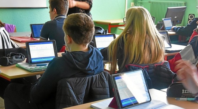 Suède : après avoir abandonné les manuels scolaires au profit du numérique, le pays fait machine arrière a cause de la baisse du niveau scolaire