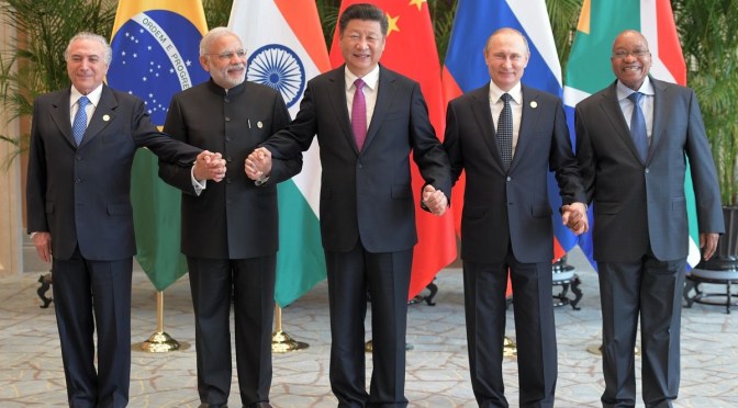 Le dollar risque de chuter si les BRICS créent leur propre monnaie, selon un ex-conseiller de la CIA