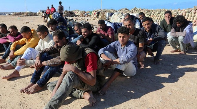 Chassés de Tunisie, des dizaines d&rsquo;immigrants Subsahariens secourus dans le désert par les autorités libyennes