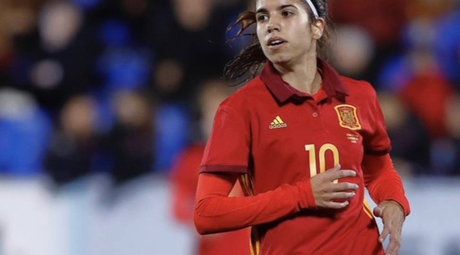 Peu après la fusillade en Nouvelle-Zélande, une joueuse espagnole pose avec une arme de paintball en une de la presse