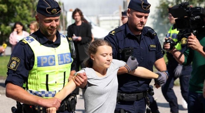 Greta Thunberg embarquée par la police, quelques heures après son procès et sa condamnation!