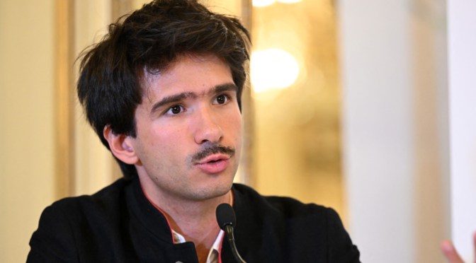 Le Sénégal lance un mandat d’arrêt international contre l’avocat français Juan Branco pour des « crimes et délits »