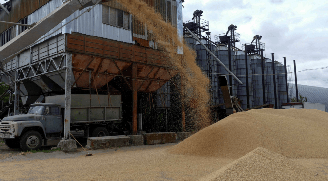 L’UE laisse expirer l’interdiction sur les céréales ukrainiennes alors même que certains pays membres imposent les leurs