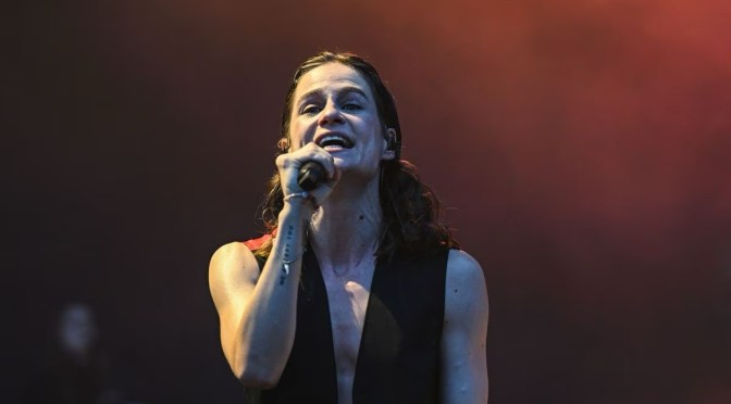Musique : Christine and the Queens, annule tous ses concerts de 2023