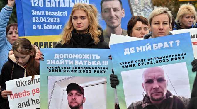 Guerre Russie-Ukraine : En réponse au silence de Volodymyr Zelensky, des familles de militaires disparus organisent des manifestations.