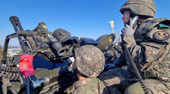 Séoul rapporte que la Corée du Nord a déployé des soldats et des armes lourdes aux postes de surveillance le long de la frontière.