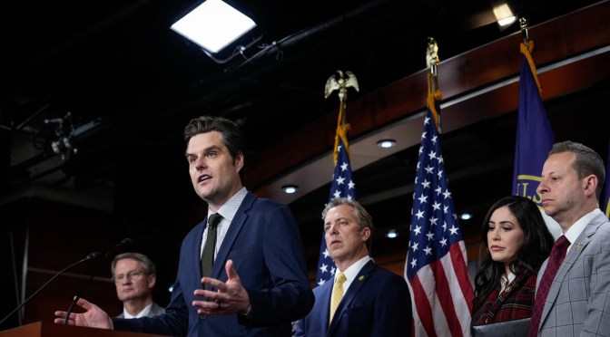 EUA : des membres du parlement accusent les services de renseignement de cacher des informations sur les OVNI!