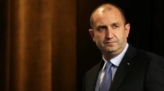 Le président de Bulgarie veut empêcher la livraison de blindés à l&rsquo;Ukraine.