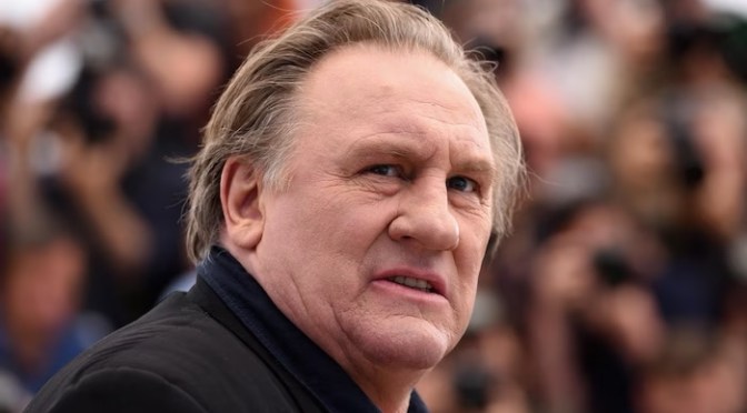 Gérard Depardieu met sa Légion d&rsquo;honneur &laquo;&nbsp;à la disposition&nbsp;&raquo; de la ministre de la Culture tandis que le village belge de Néchin lui retire la citoyenneté d&rsquo;honneur