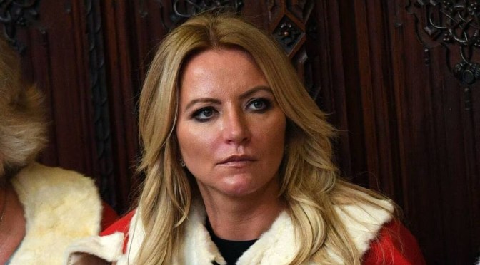 Grande-Bretagne : le scandale lié aux masques Covid de la baronne Mone continue de susciter des controverses à Londres