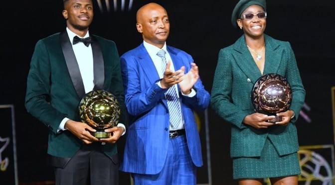 Football : Asisat Oshoala remporte le Ballon d&rsquo;Or africain femmes pour la 6e fois, son compatriote Victor Osimhen sacré chez les masculin !