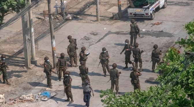 Myanmar/Birmanie : des centaines de soldats de l’armée régulière fuient vers l’Inde face à l’avancée des forces rebelles