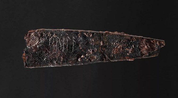 Archéologie : Un couteau vieux de 2000 ans, orné d&rsquo;inscriptions runiques, a été mis au jour au Danemark