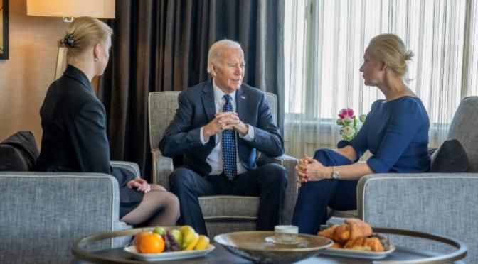 Joe Biden rencontre la veuve d’Alexeï Navalny et annonce de nouvelles sanctions contre la Russie