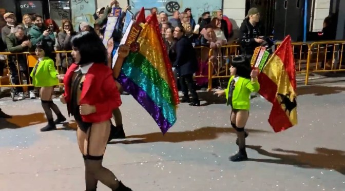 Espagne : Lors du Carnaval de Torrevieja, de jeunes enfants vêtus de bas et de porte-jarretelles, ont participé à un défilé aux couleurs du drapeau LGBT