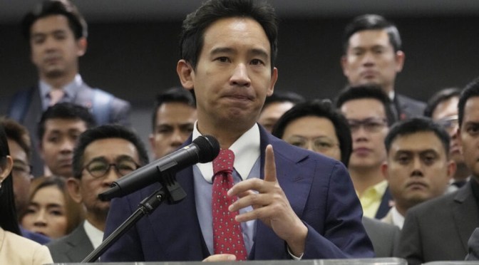 Thaïlande : la Cour constitutionnelle proscrit toute discussion sur le crime de lèse-majesté, suscitant la désapprobation des réformateurs.