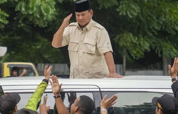 Présidentielle en Indonésie : un ancien général controversé largement en tête, selon des projections