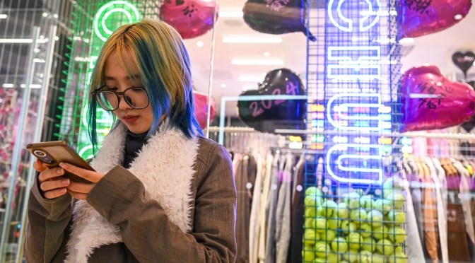 &laquo;&nbsp;Je le considère comme mon petit ami&nbsp;&raquo; : Les jeunes Chinois tombent amoureux et se mettent en couple avec des robots