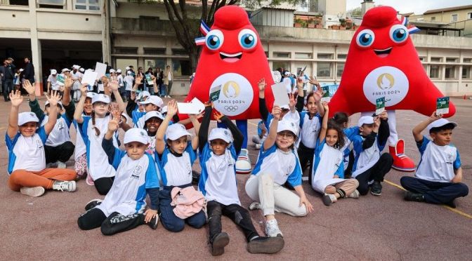 JO Paris 2024 : à peine distribués aux premiers écoliers, les livrets pédagogiques accompagnés d&rsquo;une pièce de 2 euros font déjà polémique