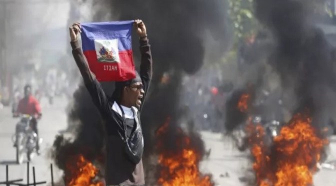 Haïti: Après l’attaque d’une prison, le gouvernement décrète l&rsquo;état d&rsquo;urgence et un couvre-feu pour regagner le contrôle de Port-au-Prince