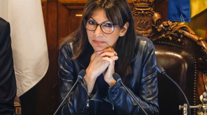 France :  perquisition à la mairie de Paris suite au voyage polémique d’Anne Hidalgo à Tahiti