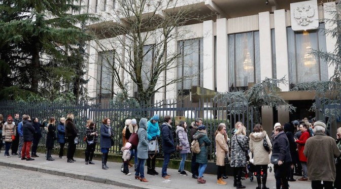 Lettonie : les électeurs russes qui iront voter à leur ambassade seront contrôlés par la police – une mesure discriminatoire russophobe