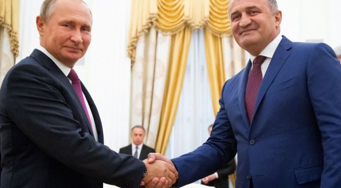 Géorgie : la région séparatiste d’Ossétie du Sud-Alanie discute d&rsquo;un éventuel référendum de rattachement à la Russie