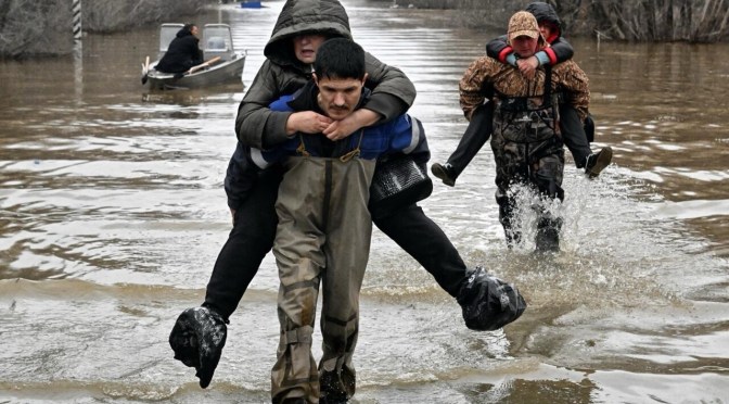 Oural : Des dizaines de villages inondés en Russie et au Kazakhstan plus de 100 000 personnes évacuées