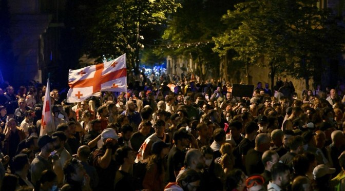 Géorgie : Des dizaines de milliers de Géorgiens manifestent contre la loi sur l'&nbsp;&raquo;influence étrangère&nbsp;&raquo;