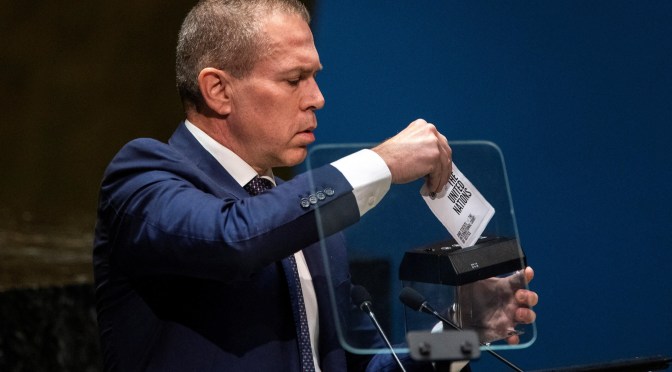 L’ambassadeur d’Israël détruit la Charte de l’ONU, après un vote symbolique sur l’adhésion de la Palestine pour exprimer la signification réelle de ce vote