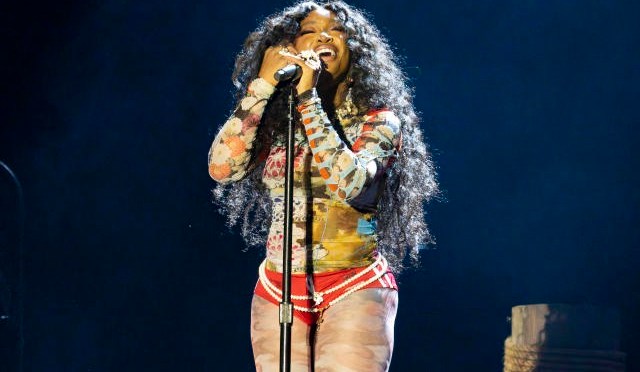 Lors du festival We Love Green, la chanteuse SZA a agité un drapeau palestinien pendant son concert