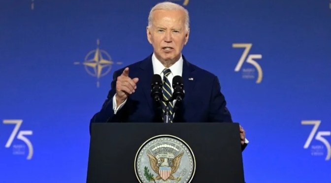 Joe Biden maintient sa candidat aux présidentielles malgré une énorme gaffe quelques minutes avant une conférence de presse importante