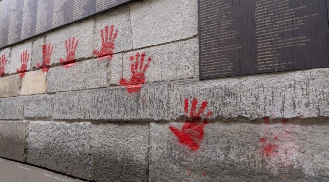 France : Tags « mains rouges » au Mémorial de la Shoah à Paris – trois Bulgares arrêtés