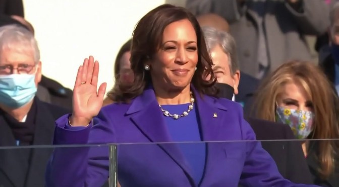 Élection états-unienne 2024 : Joe Biden passe le flambeau à Kamala Harris sous les acclamations et dans les larmes
