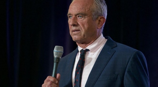 EUA : Robert Kennedy Jr., candidat indépendant à l&rsquo;élection présidentielle, prévoit de se retirer de la course, et Trump se dit prêt à lui offrir un poste.