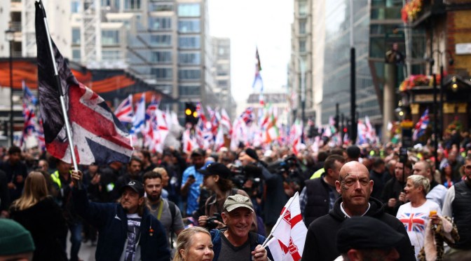 Londres : des milliers de manifestants anti-immigration défilent pour la libération de Tommy Robinson