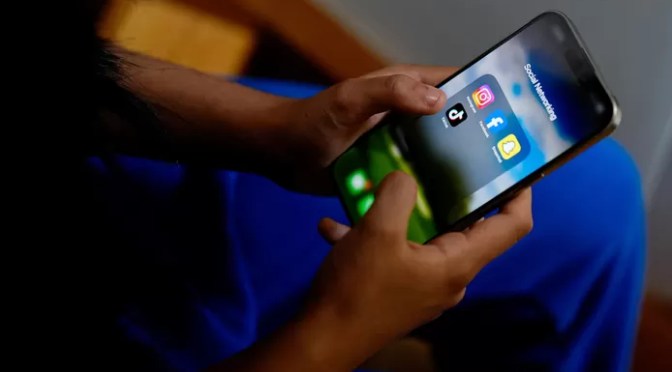 L’Australie interdit l’accès aux réseaux sociaux pour les moins de 16 ans