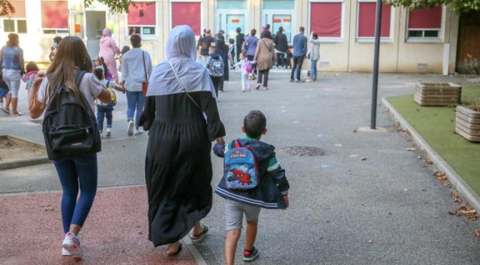 Parti UDR : proposition d&rsquo;une loi pour interdire le port du voile aux accompagnatrices scolaires
