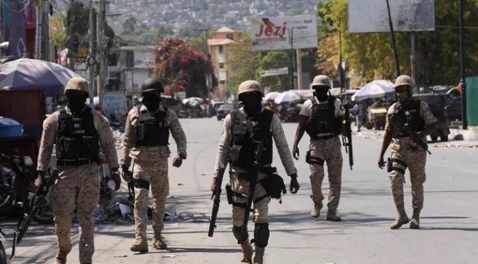 Haïti : Des policiers ferment les barrières du Palais national en signe de protestation