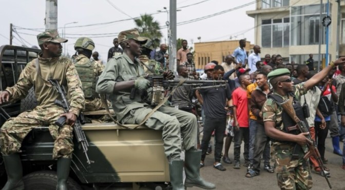 Guerre en RDC : accusés d’avoir pris la fuite devant le M23, 55 militaires condamnés à mort, le M23 remet plusieurs combattants présumés des FDLR aux autorités rwandaises, vague d&rsquo;arrestations dans des hôpitaux de Goma etc… (Notre point du 4 mars)