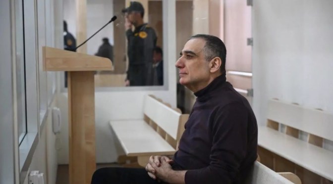 Haut-Karabakh : L’ancien dirigeant Ruben Vardanyan apparaît émacié lors de son procès à Bakou