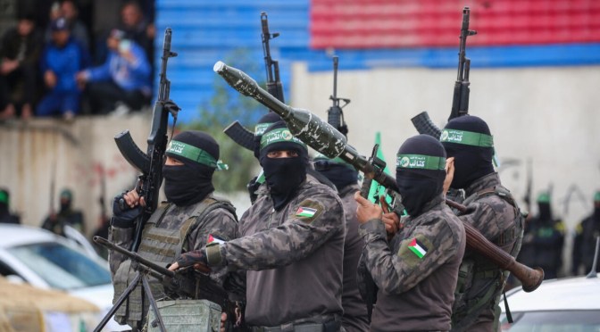 Trêve à Gaza : Le Hamas propose la libération d’un otage et la restitution de quatre corps, Israël dénonce une “guerre psychologique”