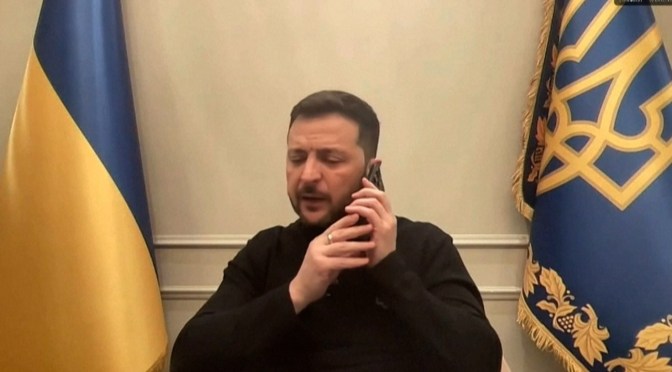 &laquo;&nbsp;Désolé Emmanuel, je te rappelle…&nbsp;&raquo; Volodymyr Zelensky interrompu par un appel d’Emmanuel Macron en pleine interview
