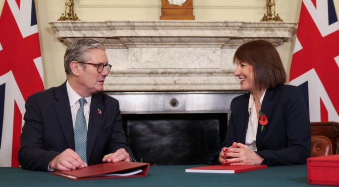 Royaume-Uni : le gouvernement de gauche prévoit six milliards d’euros de coupes dans les aides sociales – une réforme controversée