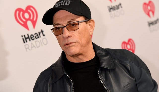 L’acteur Jean-Claude Van Damme visé par une plainte pour relations sexuelles avec cinq femmes &laquo;&nbsp;victimes de trafic humain&nbsp;&raquo; – nouveau qualificatif pour criminaliser et interdire la prostitution
